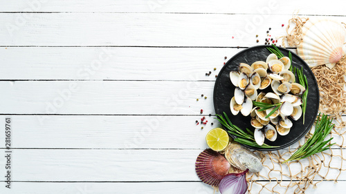 Obraz na płótnie Boiled clams in a plate. Seafood on a white background.