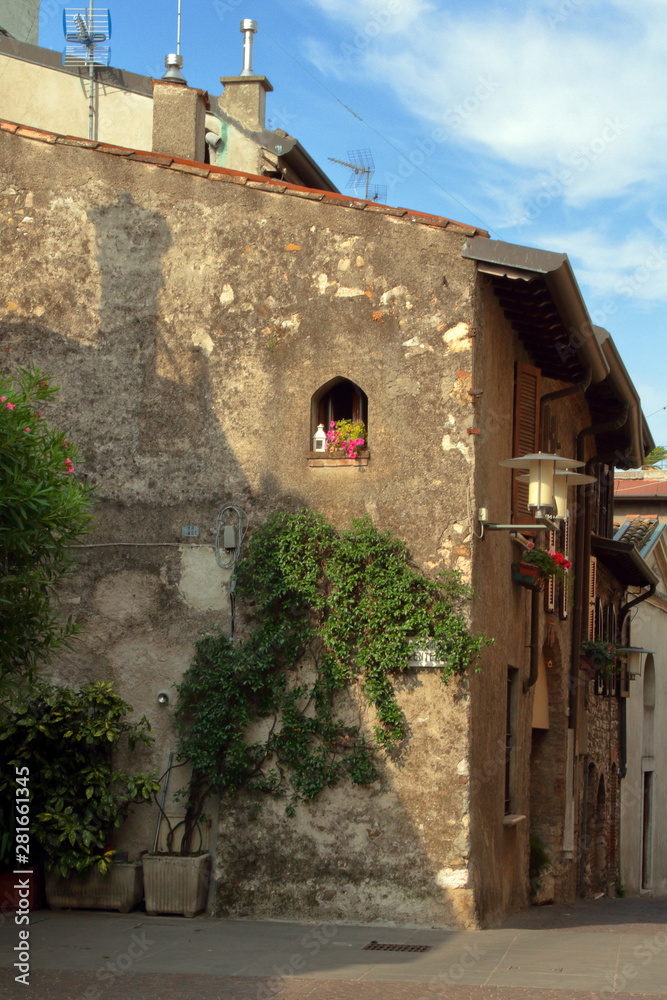 vecchia abitazione a sirmione in italia 