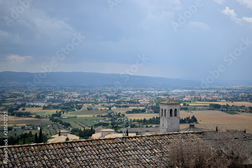 Panorama della campagna e della montagna dalla città medievale di Assisi, Umbria, Italia