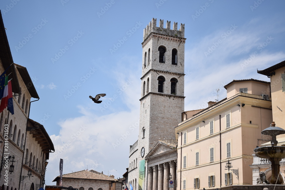 Centro storico della città medievale di Assisi, Umbria, con campanile - Italia