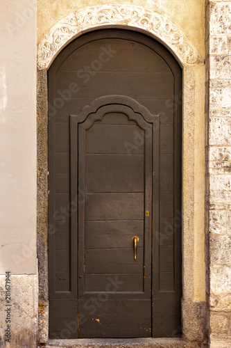 porta in legno  di chiesa medievale italiana