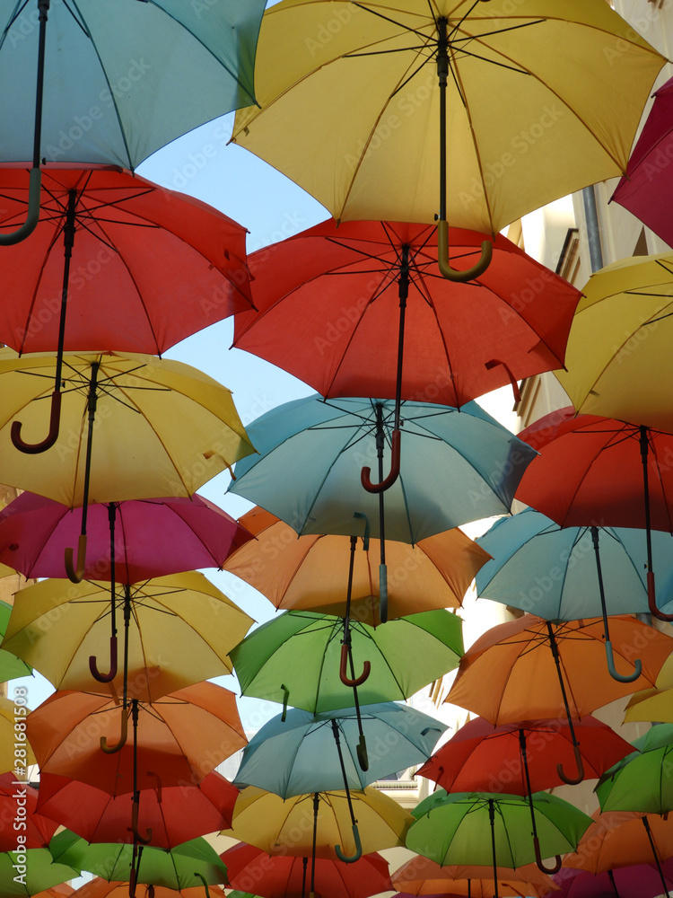 Obraz premium Colorful umbrellas ceiling on sunny day