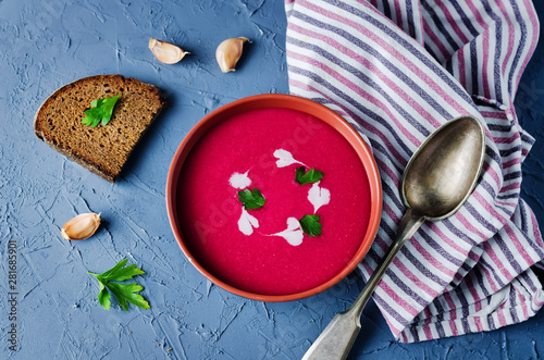 Foto Beet soup with cream and parsley leaves