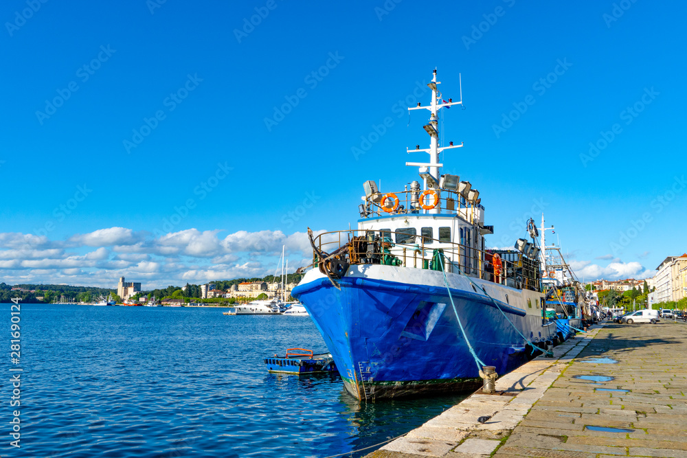 Naklejka premium Hafen Pula Kroatien