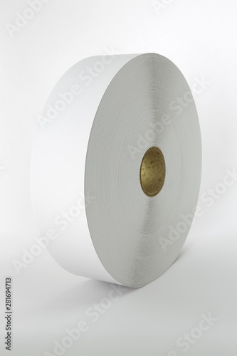 Rouleau bobine de papier sur fond blanc ombre portée