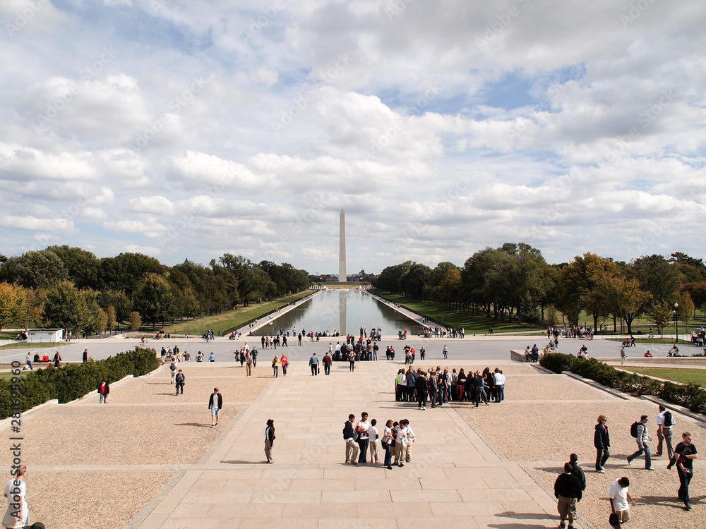 Obraz premium Washington monument, view from Lincoln memorial with reflecting pool