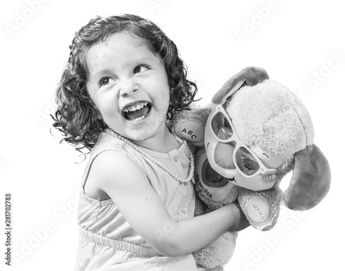 Foto de clave alta de niña con oso de peluche photo