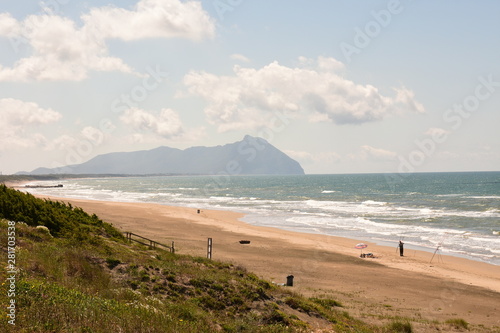 Spiaggia e pescatore
