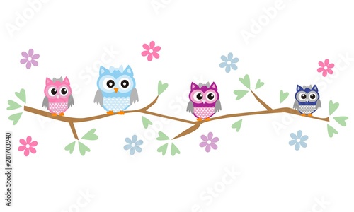 Búhos en rama de árbol.