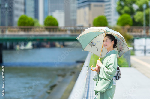 Foto 着物（夏結城紬）を着て和柄の日傘を差した日本人女性