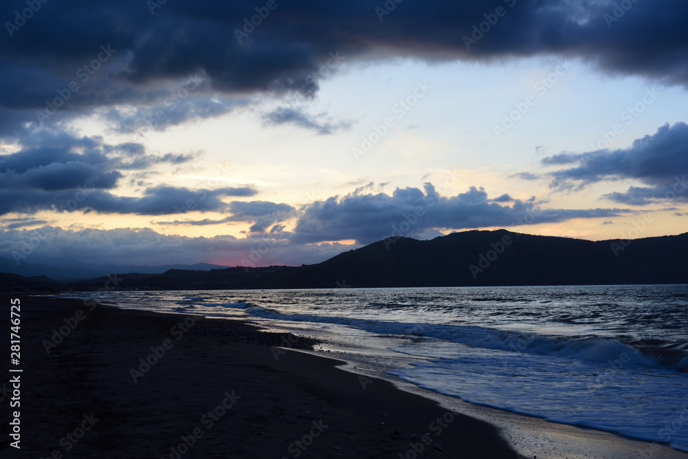 sonnenuntergang in georgioupolis auf kreta, griechenland