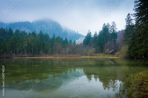 See mit Wald und Bergen im Nebel - Alpen in Österreich © kentauros