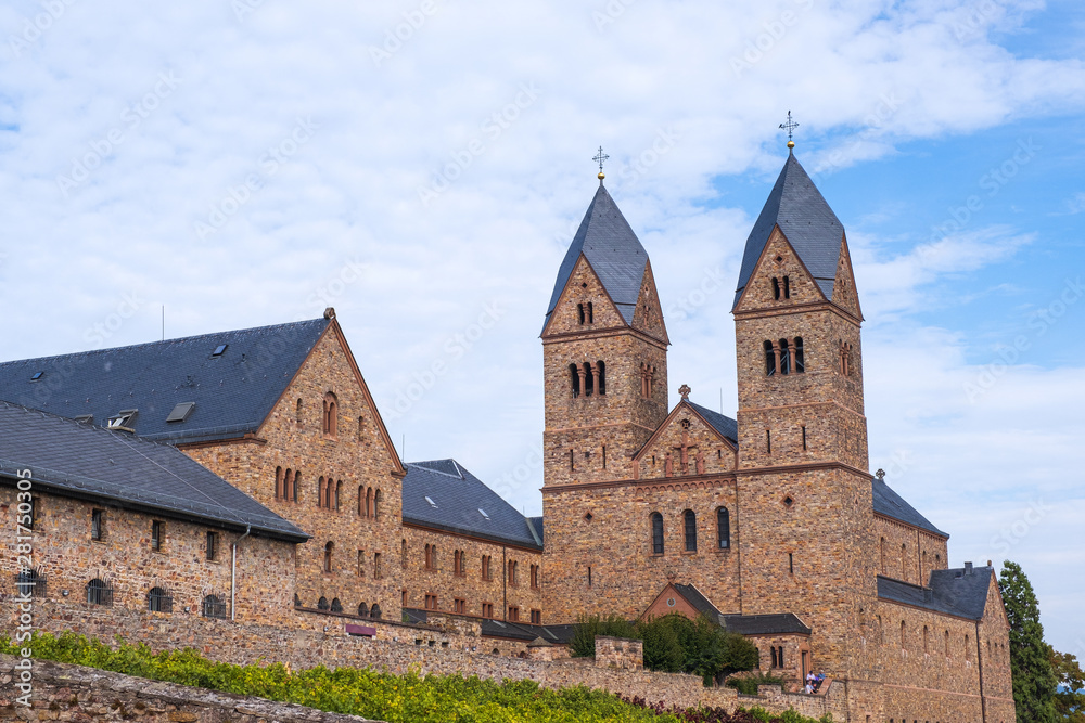 Fototapeta premium Die Abtei St. Hildegard nahe Rüdesheim/Deutschland im Rheingau