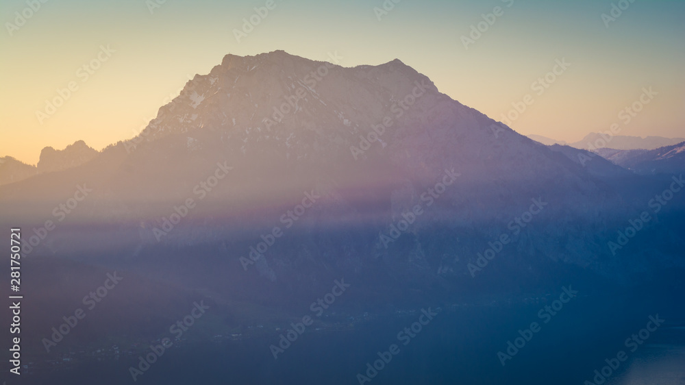 Berg Traunstein am Traunsee im Sonnenaufgang - Alpen in Österreich Berg Traunstein am Traunsee im Sonnenaufgang - Alpen in Österreich