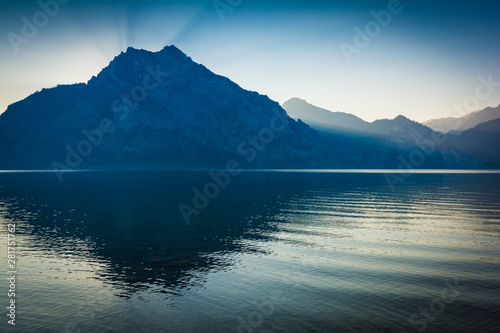 Sonnenaufgang hinter dem Berg Traunstein am Traunsee - Alpen in Österreich