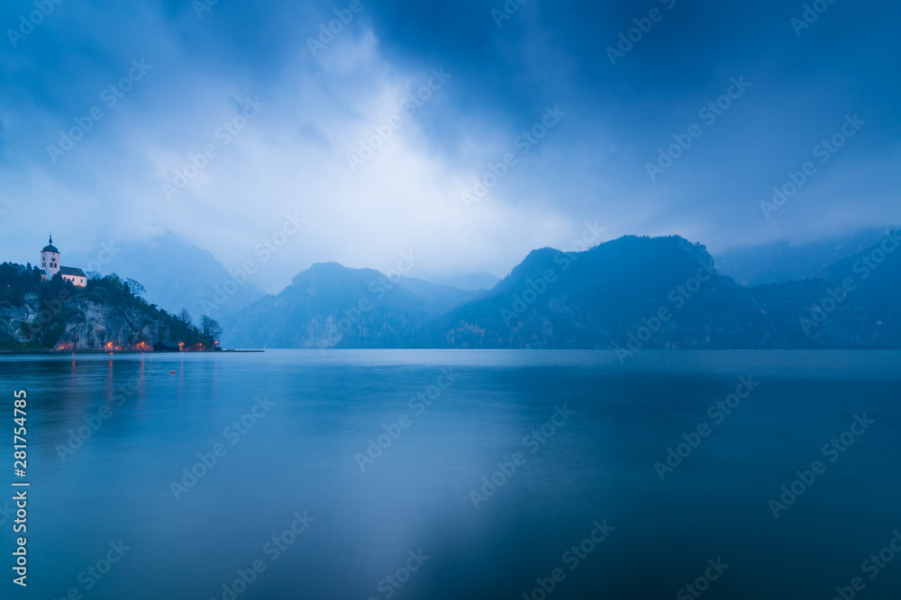 Naklejka premium Kirche auf Berg am See in den Alpen - Traunsee in Österreich