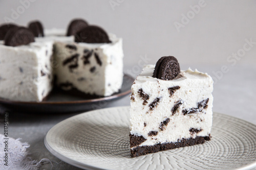 Quadro su tela Creamy no bake cheesecake with chocolate cookies