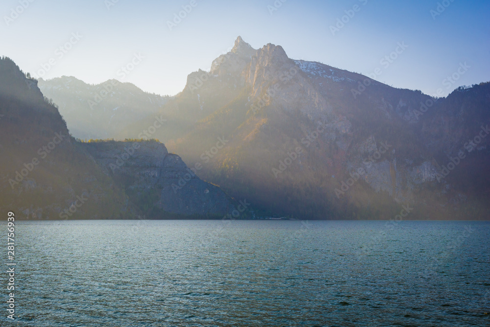 Alpensee Traunsee mit Bergen im Sonnenaufgang