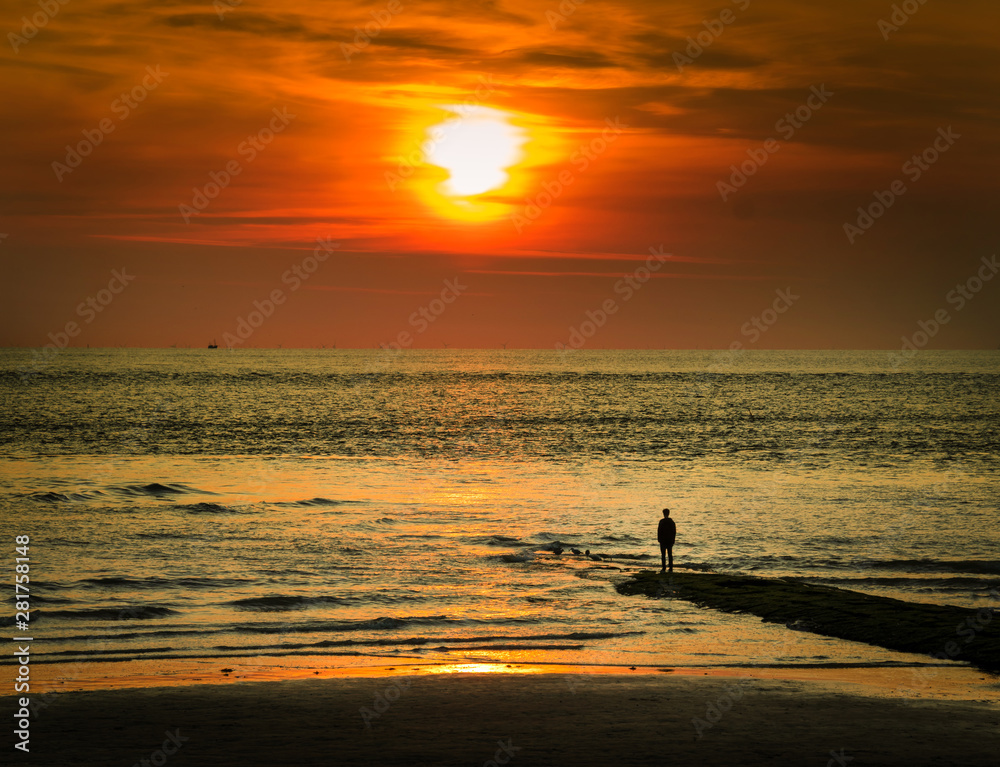 Mann am Meer bei Sonnenuntergang auf Nordsee Insel Norderney, Glück Freude Entspannung Urlaub Mann am Meer bei Sonnenuntergang auf Nordsee Insel Norderney, Glück Freude Entspannung Urlaub
