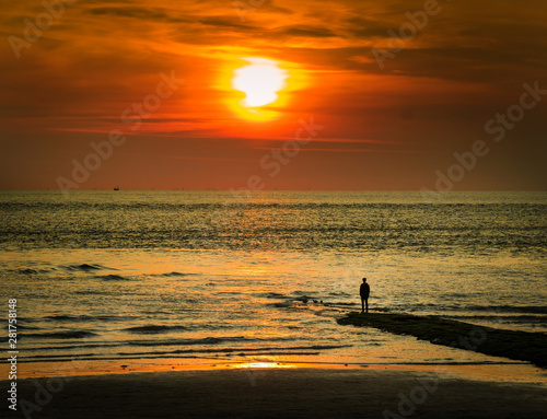 Mann am Meer bei Sonnenuntergang auf Nordsee Insel Norderney, Glück Freude Entspannung Urlaub