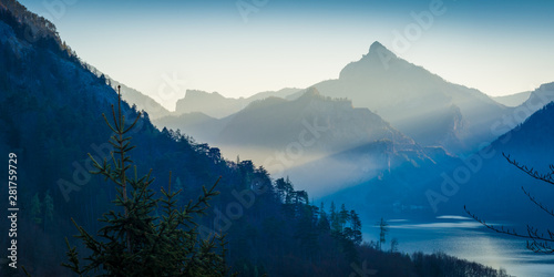 Berge am Traunsee mit Nebel im Sonnenaufgang © kentauros
