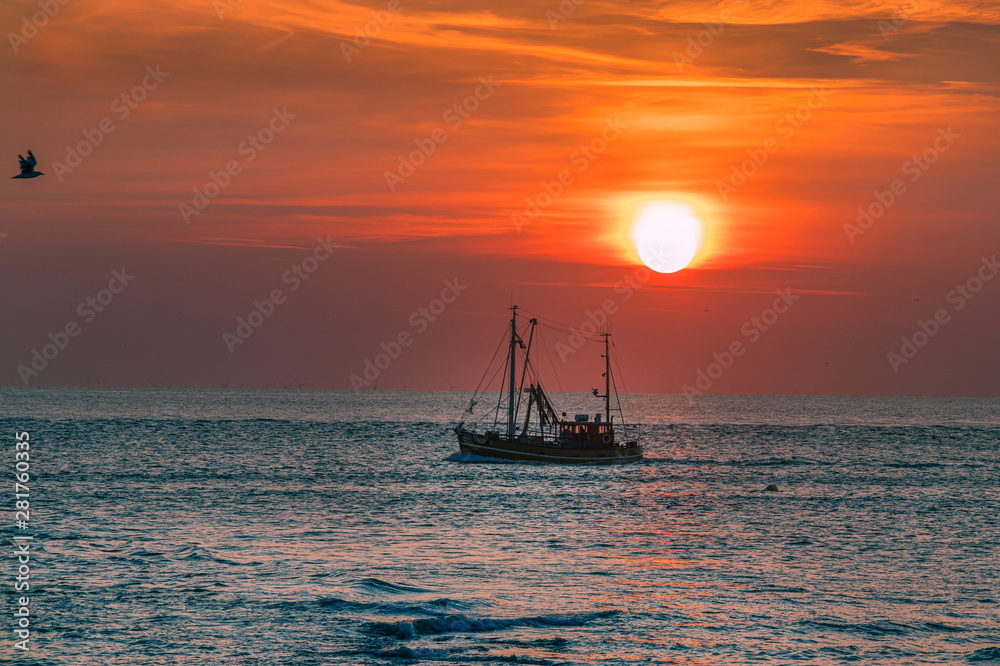 Fototapeta premium Krabbenkutter im Abendrot Sonnenuntergang Reise Norderney