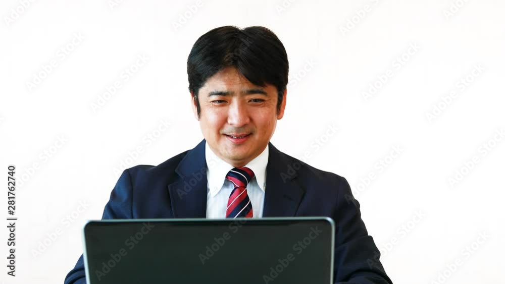 指示する笑顔のビジネスマン