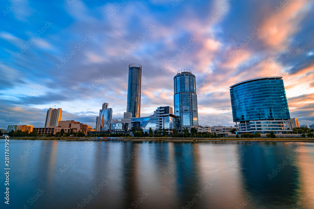 Obraz premium Beautiful cityscape Yekaterinburg at sunset with blurred blue and purple clouds