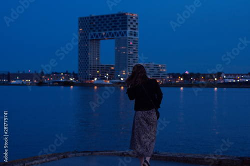 Blaue Stunde am Pier in Amsterdam