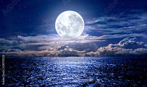 księżyc w pełni nad morzem
