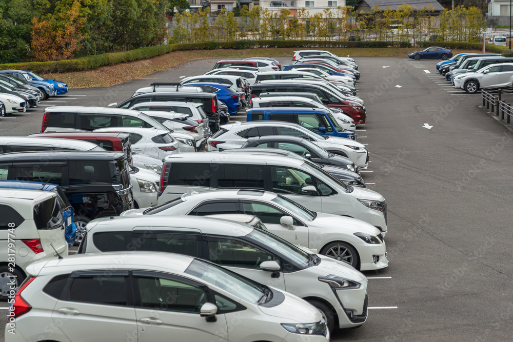 Fototapeta premium rząd samochodów zaparkowanych na odkrytym parkingu