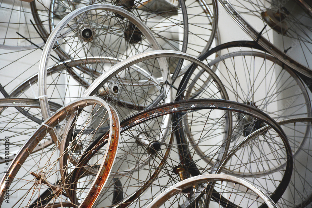 Fototapeta premium Many old used rusty bicycle wheels rims 
