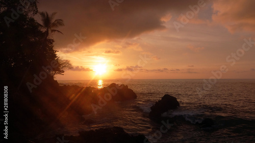 Coucher de soleil au dessus de la mer des caraïbes