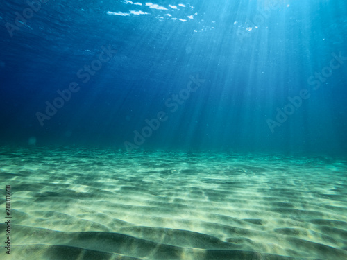 Fotografia Underwater background with ocean water. At the bottom of the sea.