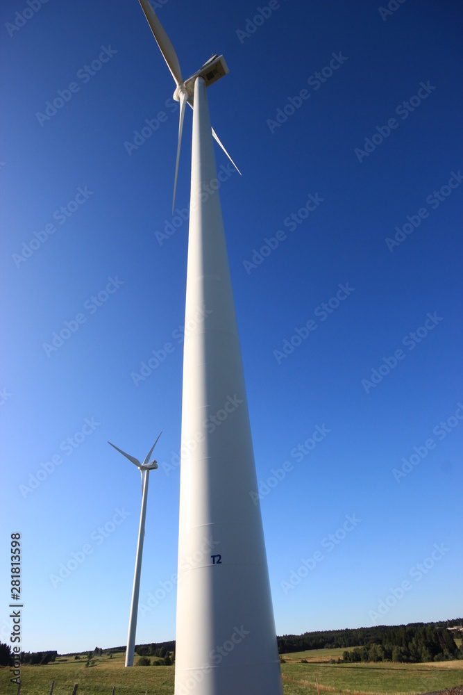 2 éoliennes zoom grand angle / Auvergne (orientation portrait) 2 éoliennes zoom grand angle / Auvergne (orientation portrait)
