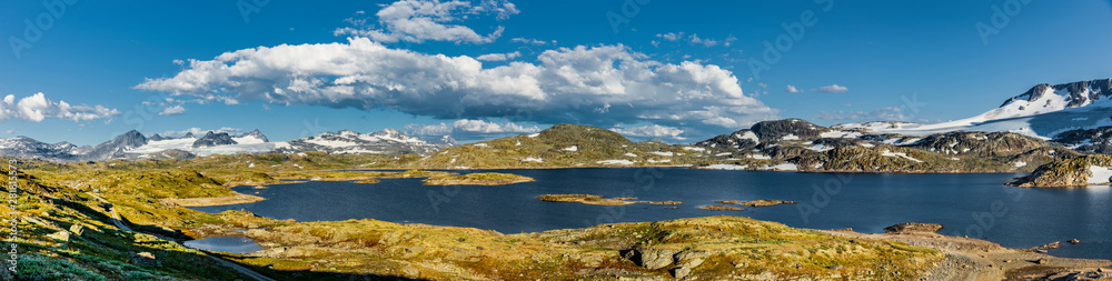 Bergpanorama mit Seen in Jotunheimen Norwegen