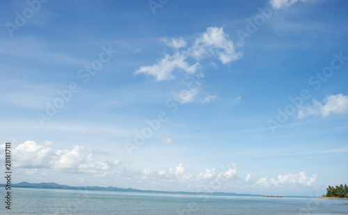 Fototapeta Naklejka Na Ścianę i Meble -  The sea and the blue sky, clean white sky, beautiful in nature