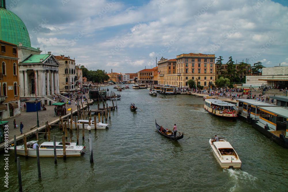 Obraz premium Grande canal de Veneza onde a vida acontece com seus barcos e construções historicas