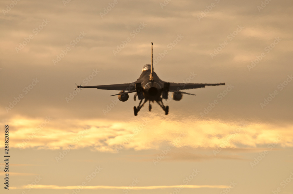 F-16 aterrizando al atardecer F-16 aterrizando al atardecer