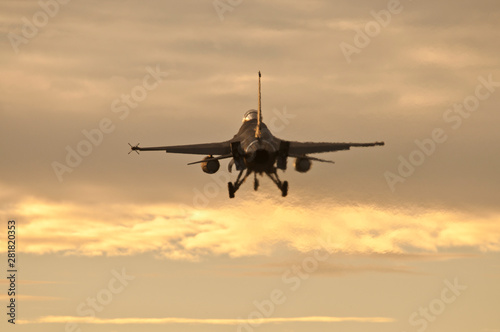 F-16 aterrizando al atardecer