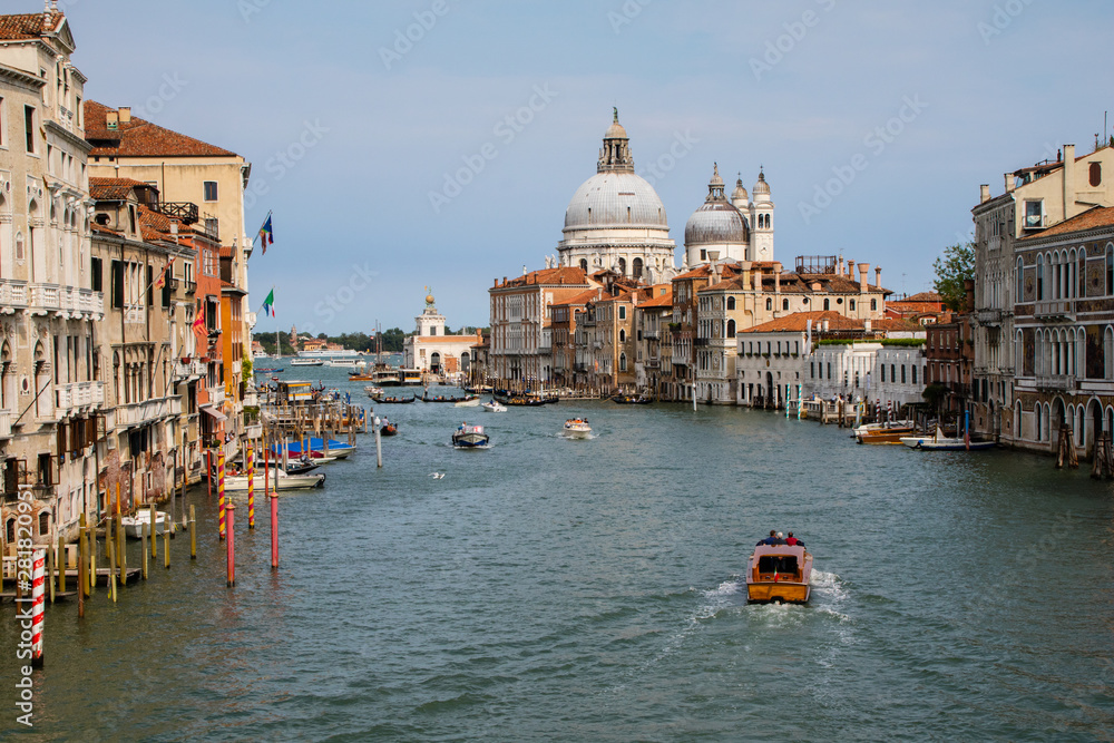 Grande canal de Veneza onde a vida acontece com seus barcos e construções historicas