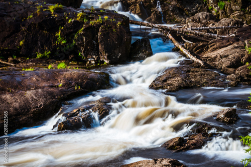 Duży wodospad Haugfossen na rzece Simoa, Amot, Norwegia