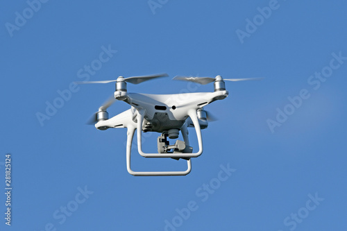 fliegende Drohne mit Kamera photo