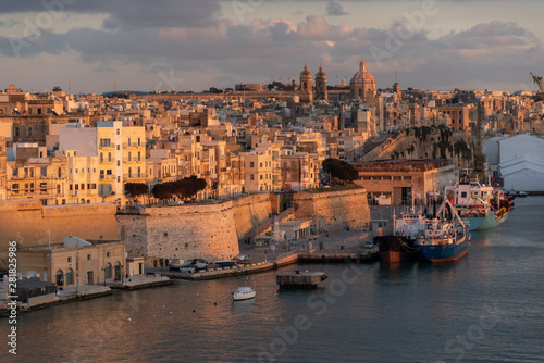 Obraz na płótnie view of the urban landscape and the port of marseille at sunset w salonie