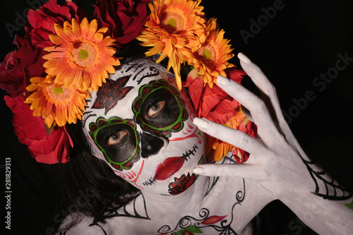 Photos Halloween, Day of the Dead body paint woman in ghost katrina with flowers decora