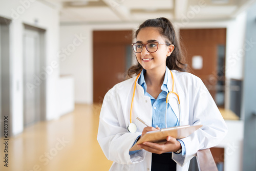 Junge sympathisch lächelnde Ärztin im Krankenhaus  photo