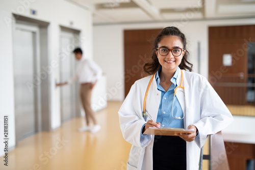 Junge sympathisch lächelnde Ärztin im Krankenhaus  photo