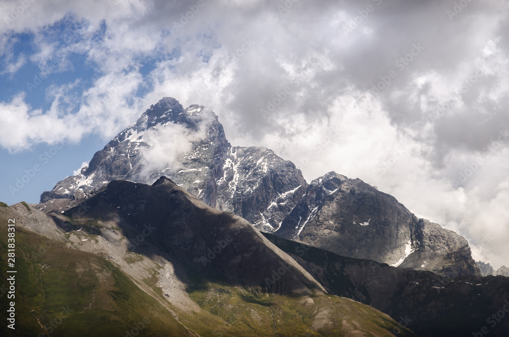 Φωτογραφία cloudy sky and detail of the monviso peak, or mount viso, famous mountain of pie