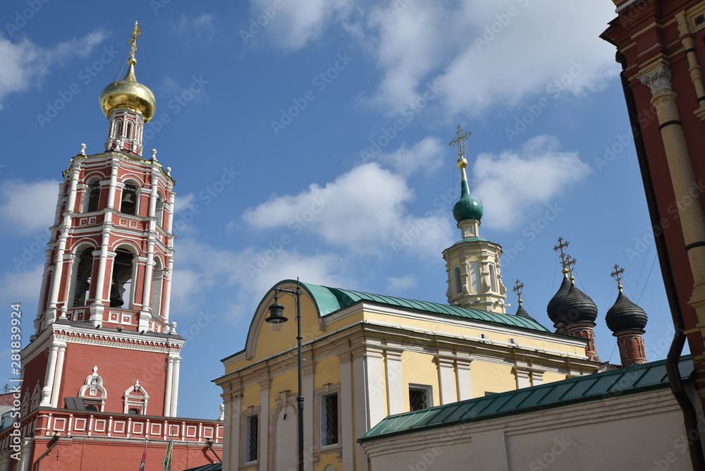 Eglise à bulbes or et noirs à Moscou, Russie