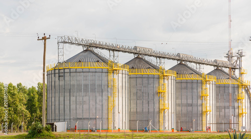 Set of bulk silos in Brazil for receiving soybean 03.jpg